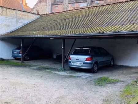 overdekte autostaanplaats in centrum brugge