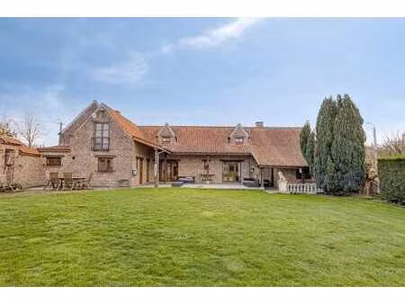 très grande maison de campagne avec atelier et garages