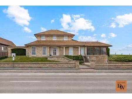 uniek gelegen spaanse villa met zwembad en multifunctione...