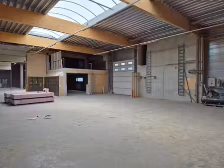 entrepôt et bureaux environ 523 m2
