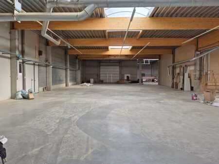 entrepôt et bureaux environ 670 m2