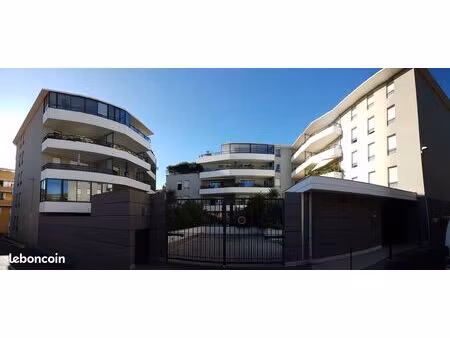 box fermé 16m² centre-ville résidence récente sécurisée