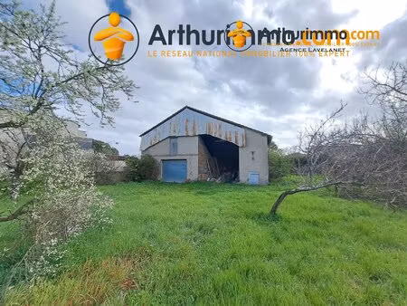 hangar 135 m2 au sol sur terrain constructible de 720 m2.