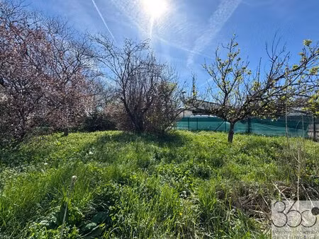 terrain plat de 357m² en zone d'activités.