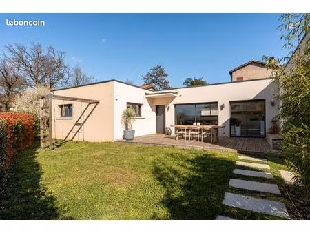 maison plain pied avec jardin et vue dégagée