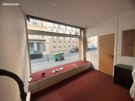 “local activité : stockage 72 m² + bureaux 50 m² – accès camion – 3.10m hsp”