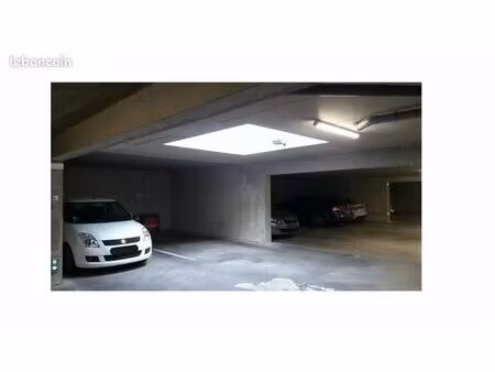 place de parking dans garage fermé quartier du forum