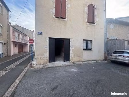 dépôt garage de stockage au centre de gannat
