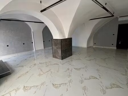 local commercial à louer 95 m² climatisé avec vitrine