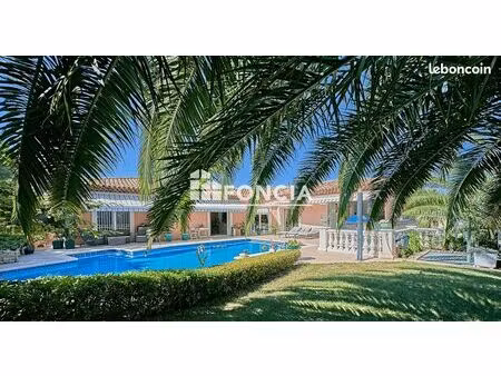 saint-raphael valescure : vaste villa sans vis à vis avec piscine et dépendances