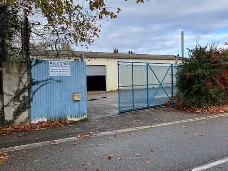 terrain avec bâtiments