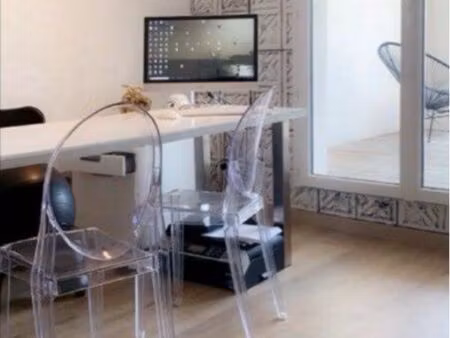 beau bureau dans cabinet paramédical