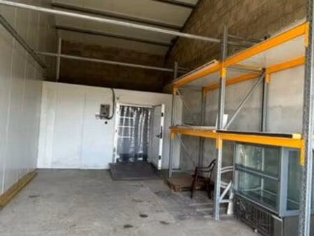 entrepôt de stockage avec chambre froide négative