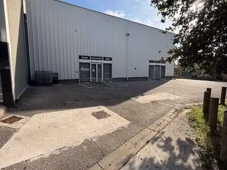 local 300m2 derrière grand var avec 10 places de parking