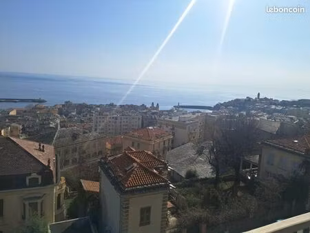 superbe t2 traversant – vue mer et ville – belles prestations