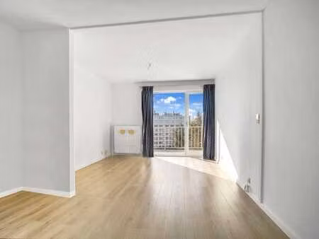 beau studio dans résidence avec parc et parking