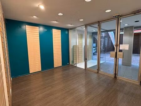 local commercial centre-ville rue passante