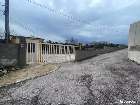 local commercial parc automobile