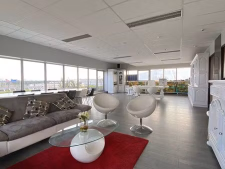 bureaux présidentiels avec une grande terrasse