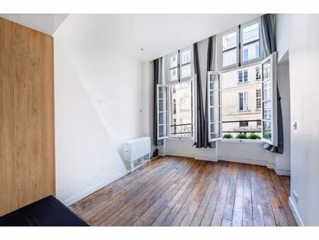 en plein coeur de l'ile st louis - charmant studio meublé de 20m²