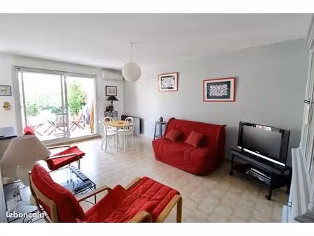 bord de mer  appartement climatisé au rez de chaussé - 2 chambres - terrasse - jardin - ce