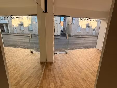 local commercial / professionnel en plein centre de mussidan - bon emplacement