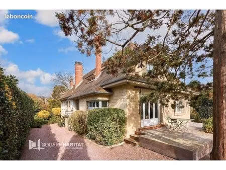 villa 10 pièces 242 m²