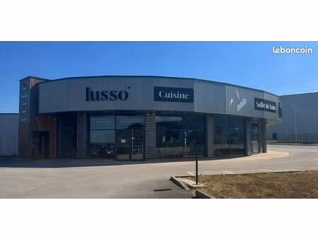 local commercial 500 m² - showroom / bureaux - pontarlier (zone les gravilliers)