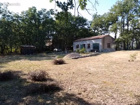 cabanon sur terrain de loisir 25000m2