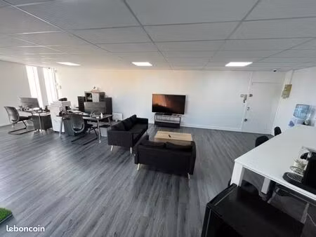 bureau 60 m² avec 1 place parking exterieur