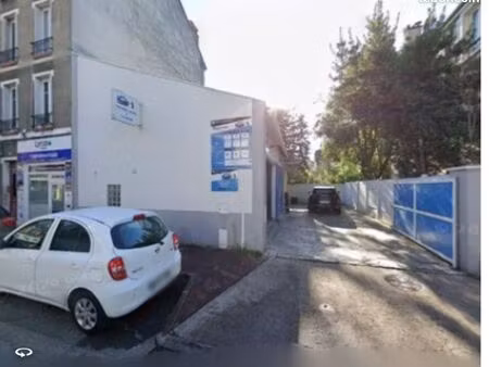 entrepôt 100m2 +77m2 de cour