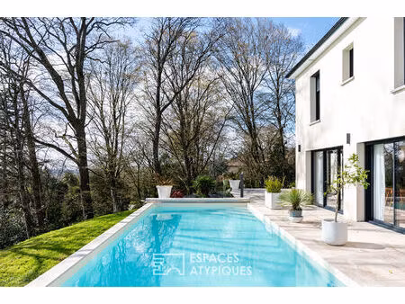 maison contemporaine avec piscine et vue dégagée