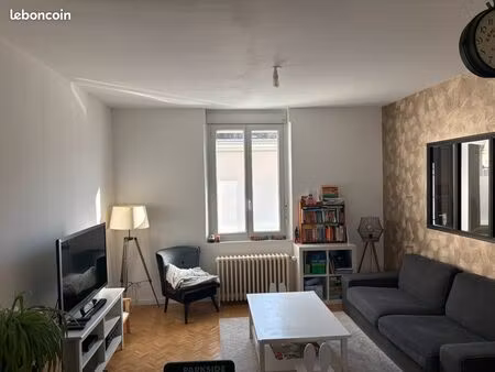 ? maison familiale lumineuse et pleine de charme – 4 chambres – cour extérieure – transpor