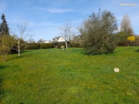 terrain plat de 903 m² – à 10 min de tours centre.