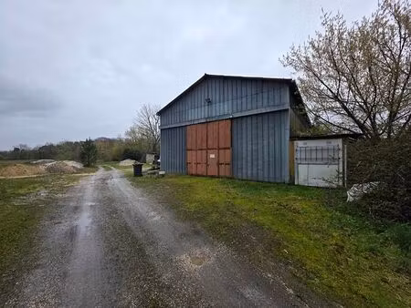proche beutre - hangar de stockage sur grand terrain fort potentiel