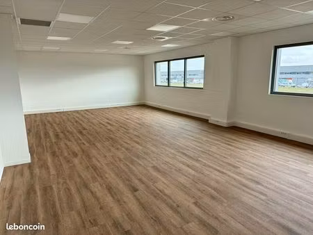 local d'activite 371 m² roissy en france