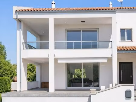 villa 150m² terrain 500m² vue étang  entièrement rénovée par architecte