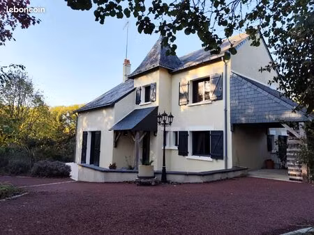 maison avec étang bois et prairie