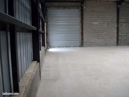 a louer bâtiment industriel de 180 m² + bureaux ou magasin 120 m²