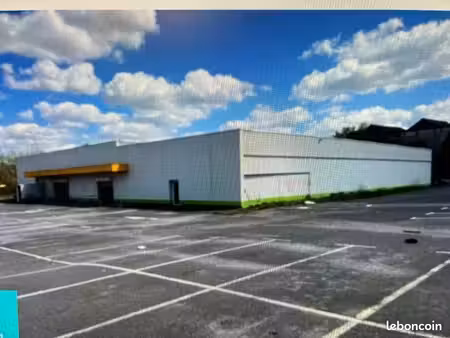 local commercial / entrepôt de 2000m2 avec parking