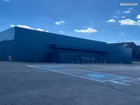 site d’activités 20 799 m² – 2 000 m² bâtis – local commercial / entrepôt