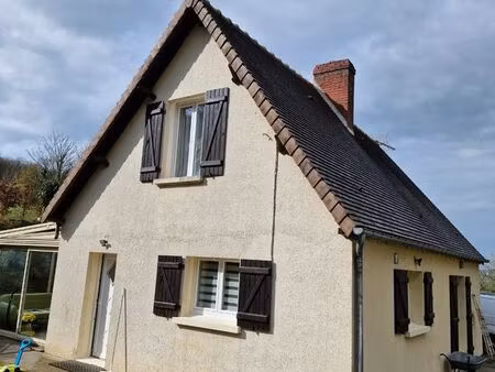 maison ancienne isolé en bord de foret en hauteur