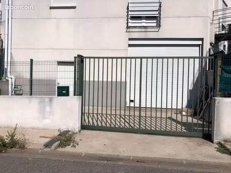 local 90 m² + 25 m² de cour fermee jacou