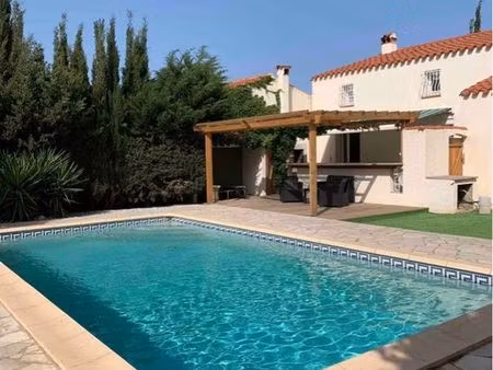 villa spacieuse avec piscine