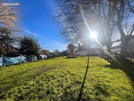 terrain 1 200 m² laruscade