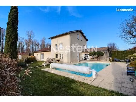 propriété 6 pièces 219 m²