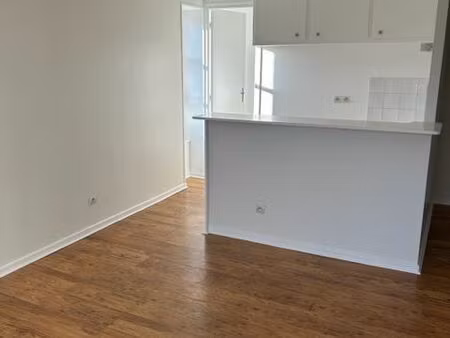 t3 lumineux rénové 48 m2 dernier étage  proche commerces