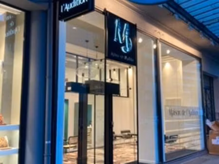 emplacement n°1 rue blatin  local 65m² + mezzanine 20m² + cave 35m²  vitrine 8m linéaire  