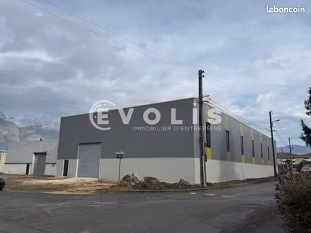 local industriel 840 m²