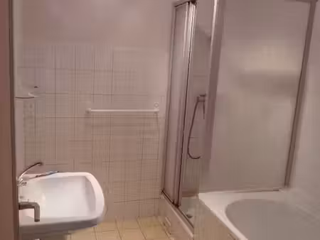 au centre d' artix 64170 f5 de 90m² + parking privé à 2 pas du ces